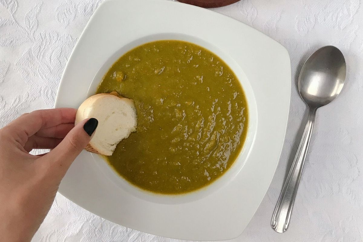 Sopa vegana com couve, batata e abóbora