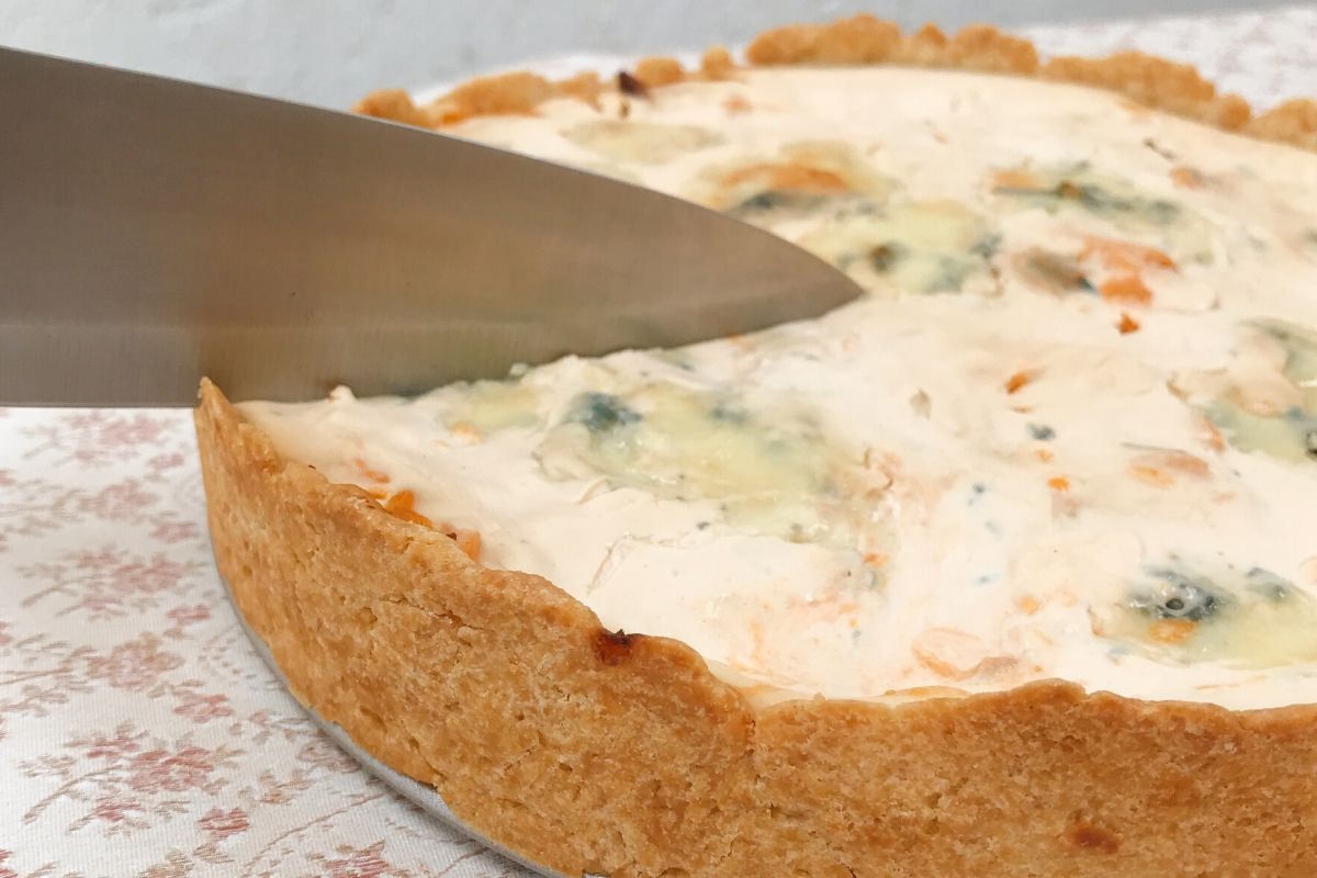 Torta de frango com cobertura de queijo gorgonzola