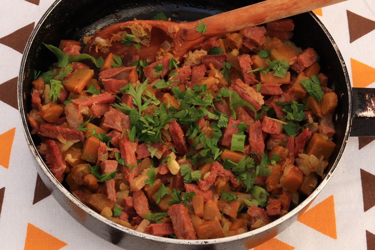 Torta salgada com recheio de carne seca e abóbora