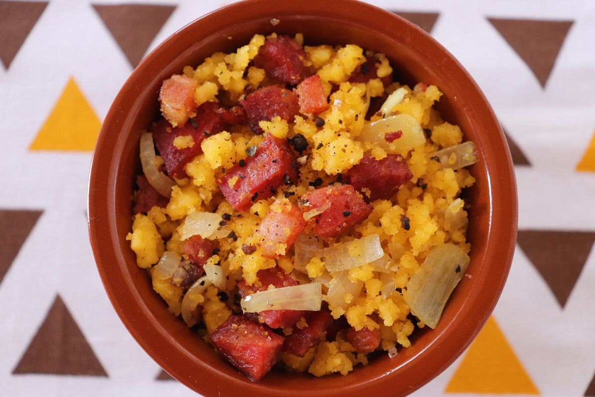 Farofa rápida de cuscuz com linguiça e bacon