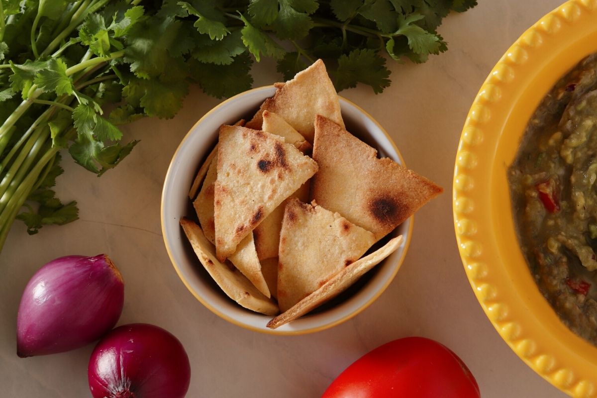 Nachos caseiros e guacamole tradicional