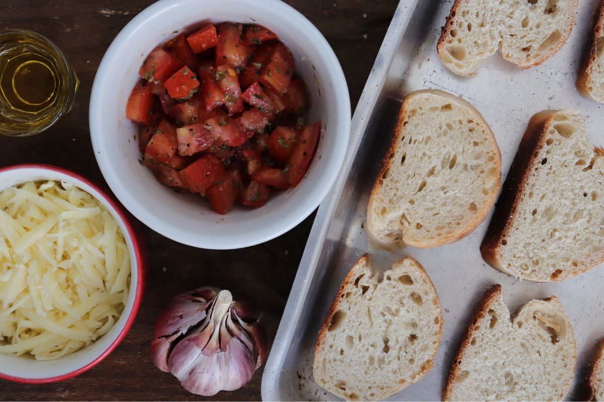 Sobrou pão? Faça bruschetta italiana!