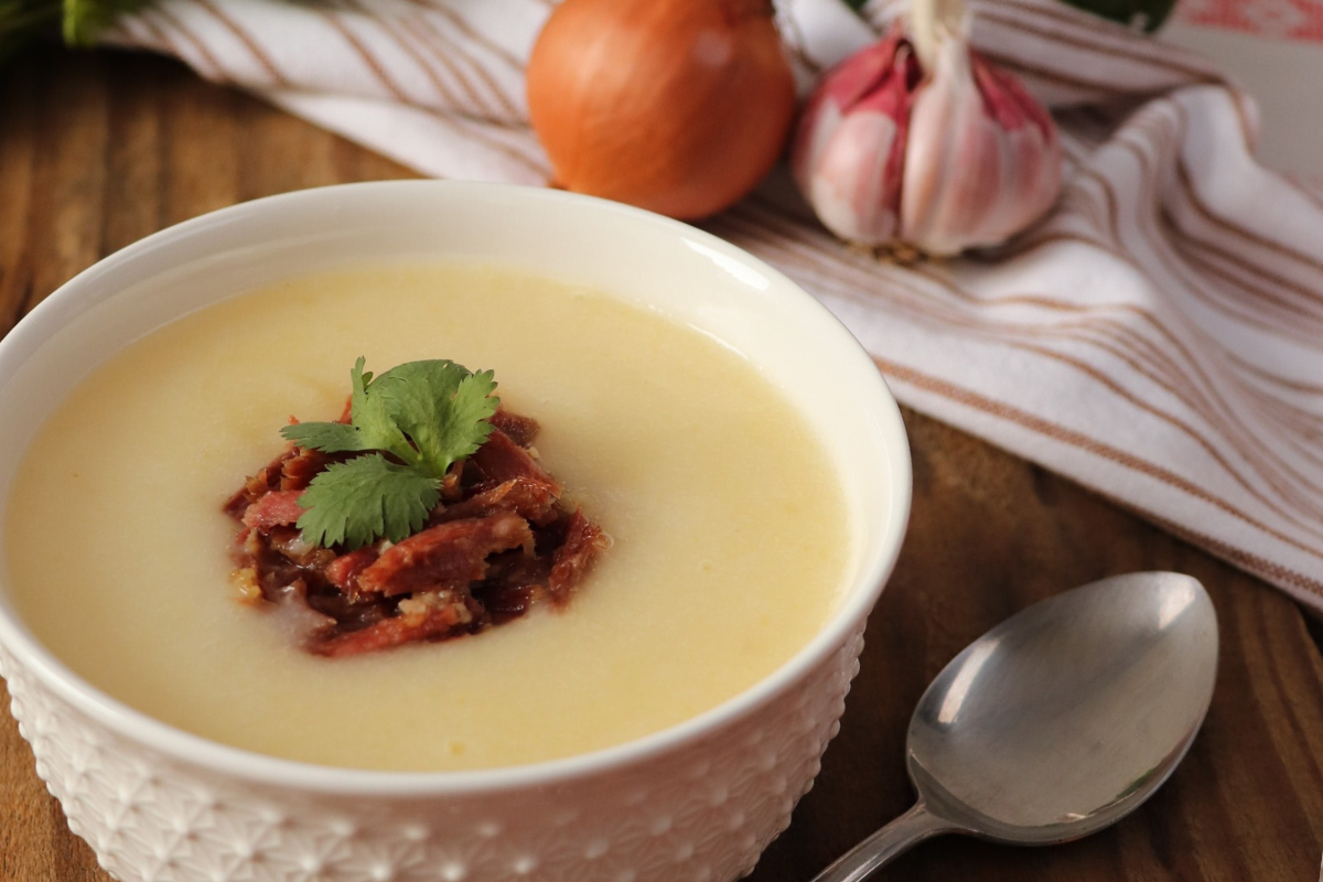 Caldo de mandioca com carne seca