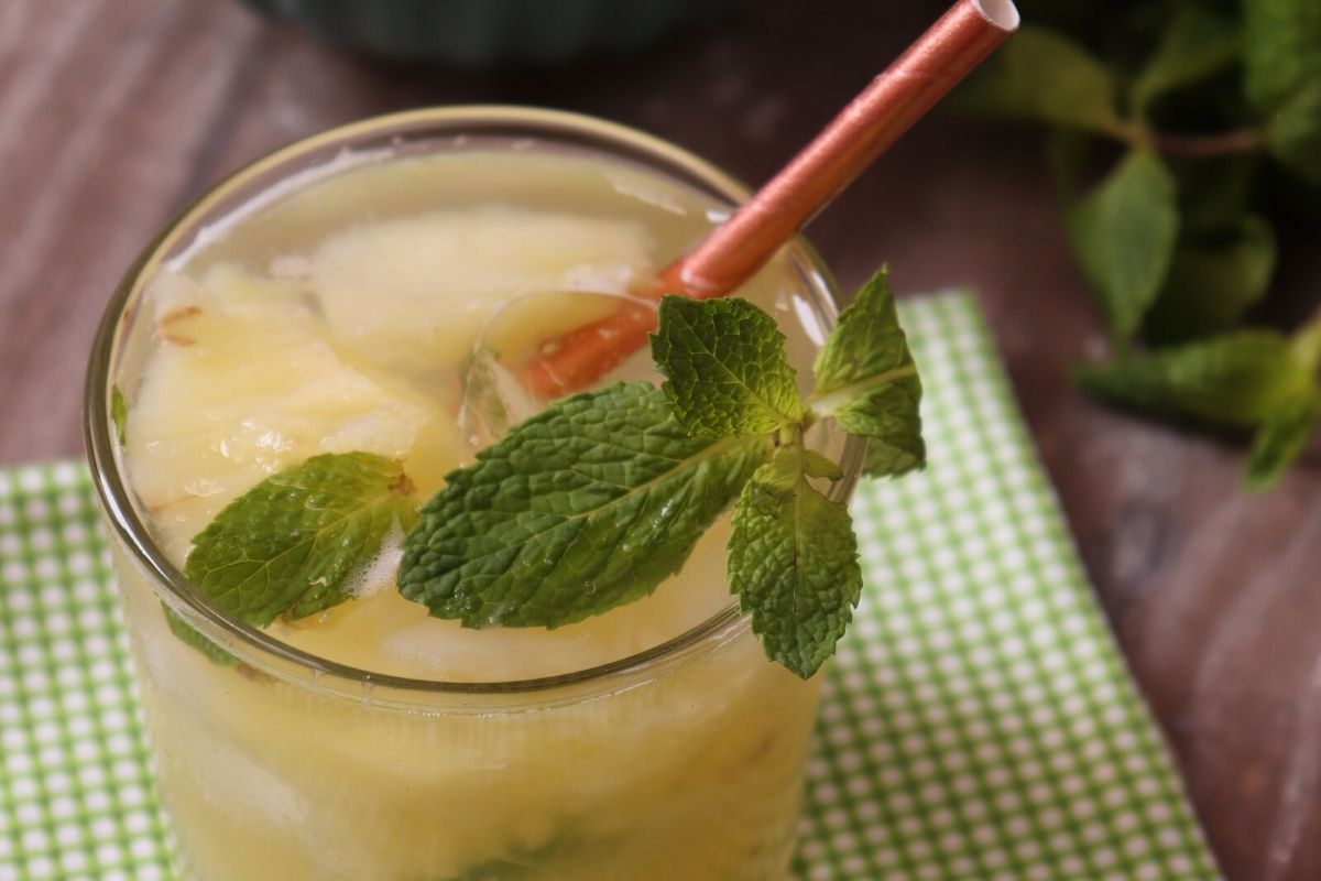 Caipirinha de abacaxi com hortelã