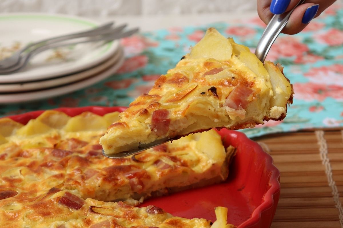 Torta de alho-poró e bacon com base de batata