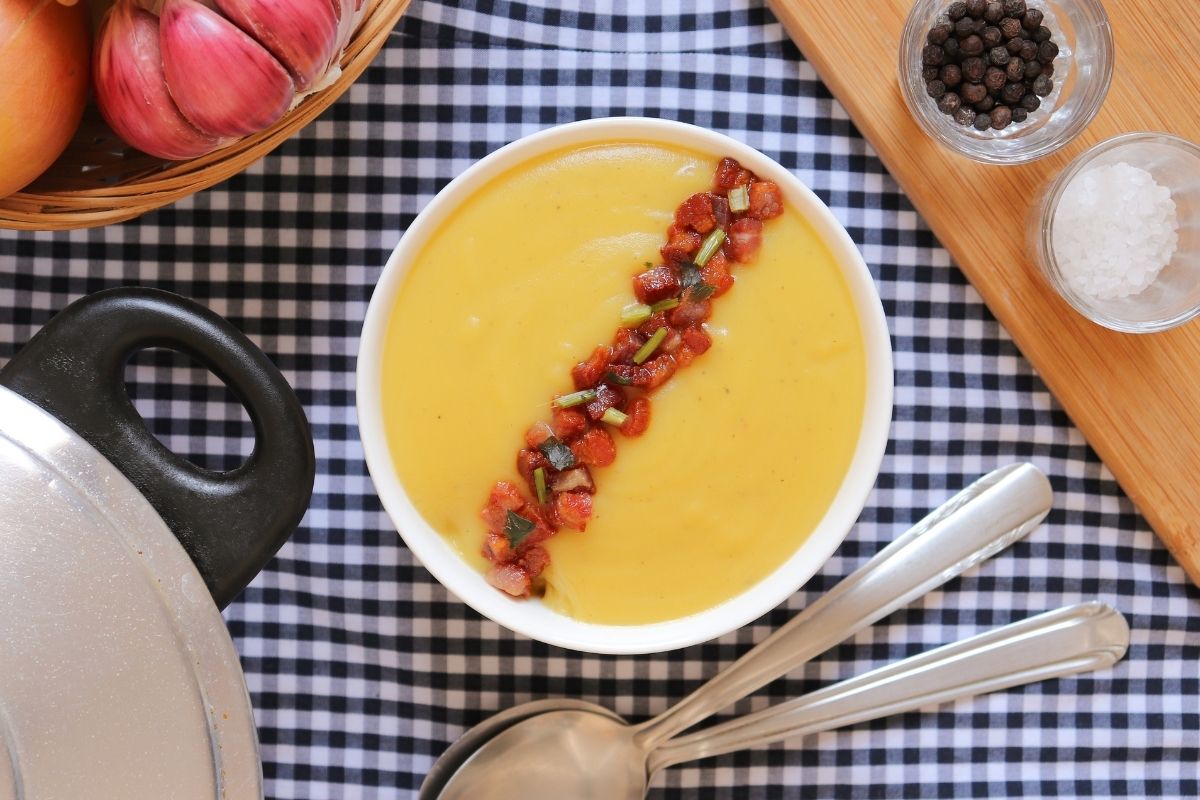 Sopa de mandioquinha com bacon