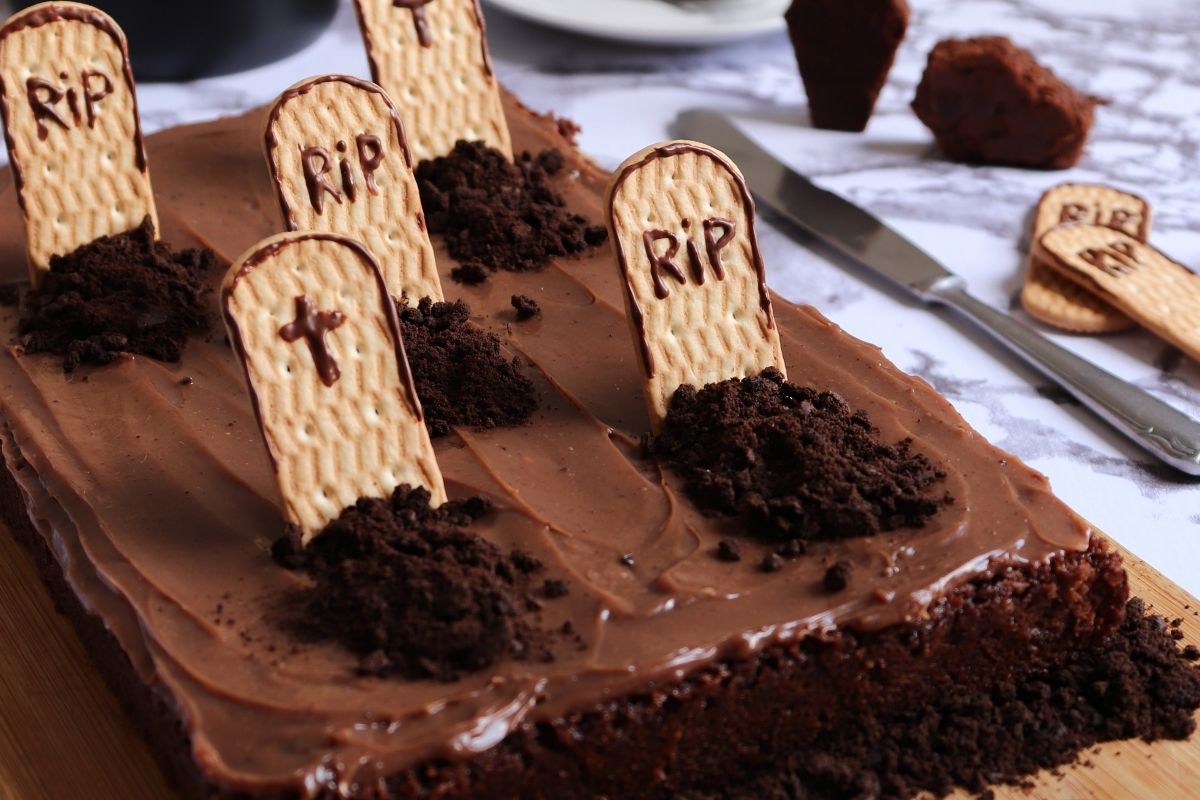 Bolo de chocolate com decoração halloween