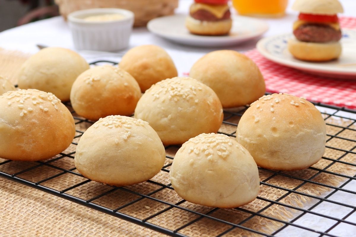 Mini pão de hambúrguer caseiro