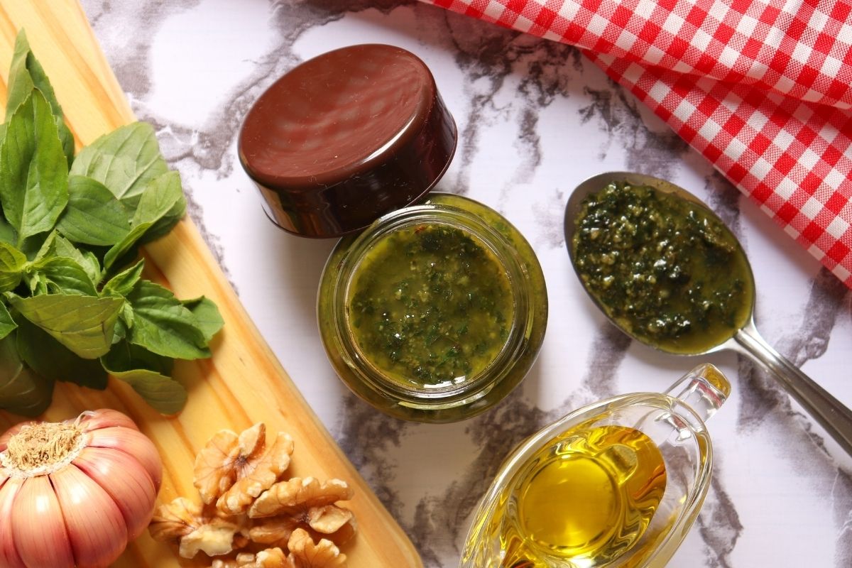 Molho pesto vegano de manjericão