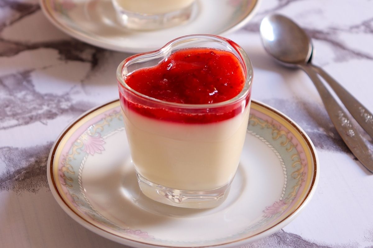 Panna cotta de leite Ninho com calda de morango