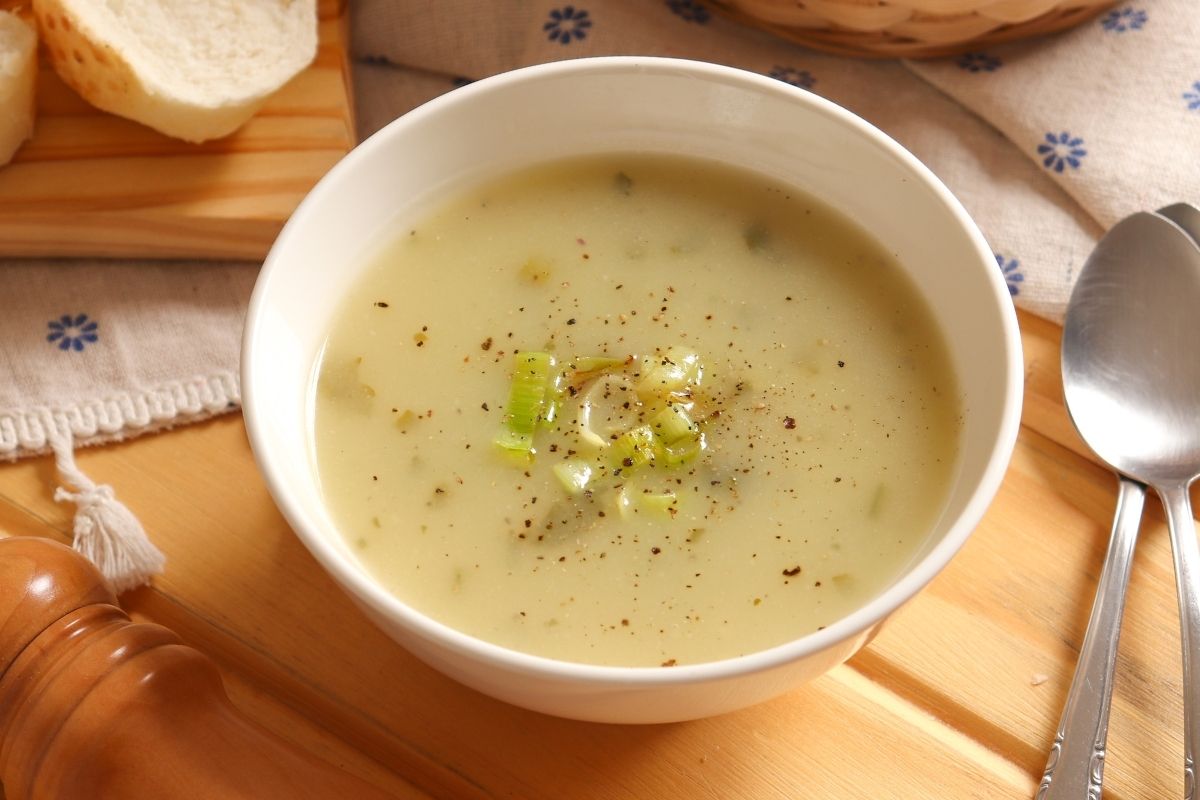 Caldo de batata e alho-poró