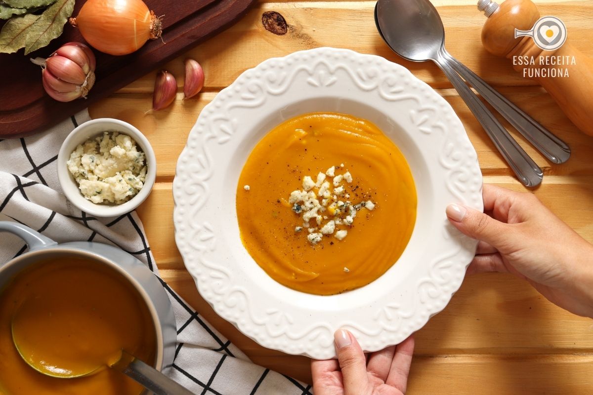 Sopa de abóbora com gorgonzola