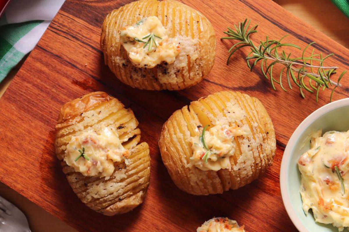 Batata hasselback com manteiga de bacon