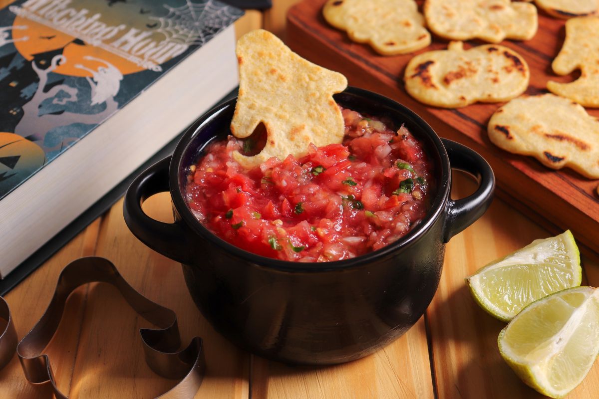 Tortillas chips e salsa mexicana de Halloween