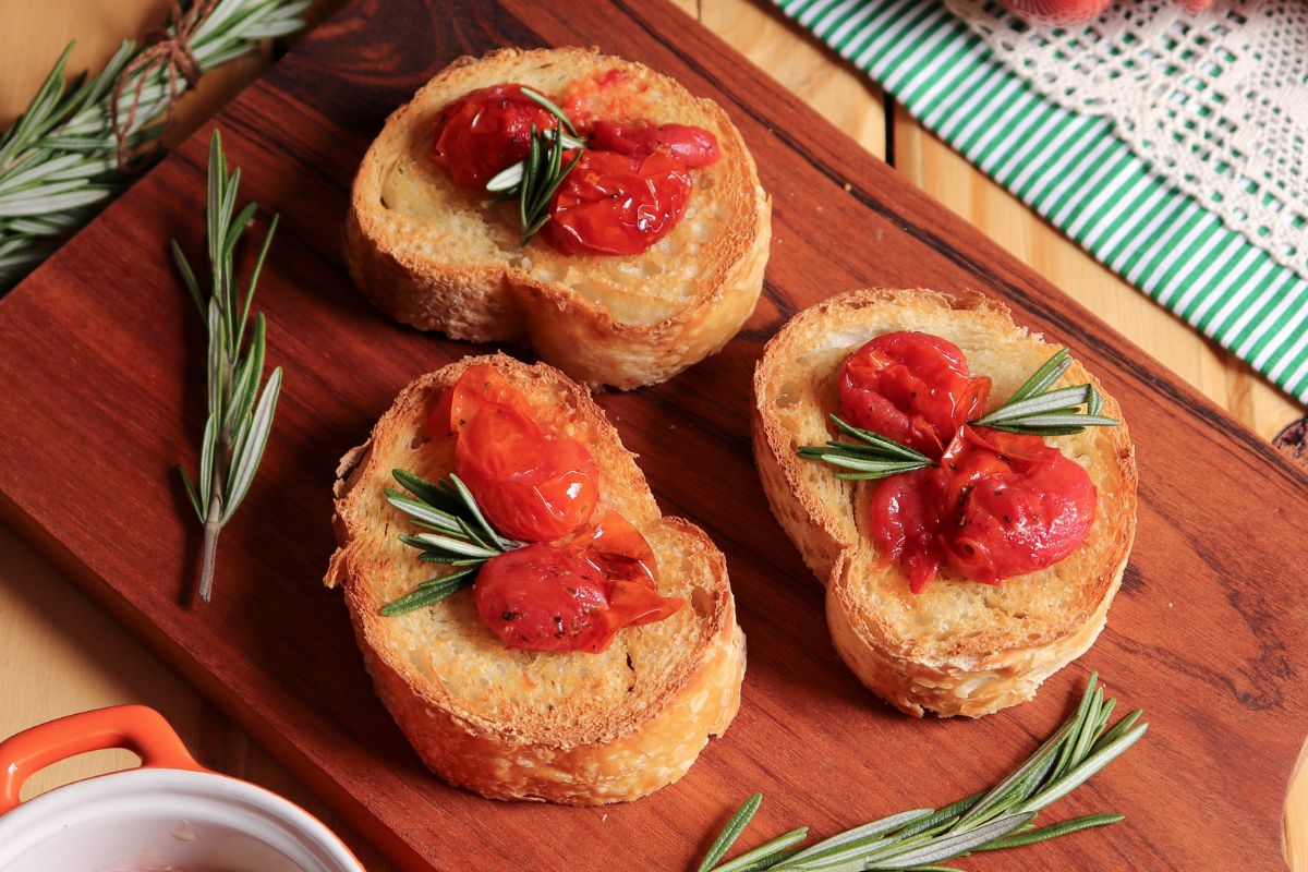 Bruschetta de tomate assado