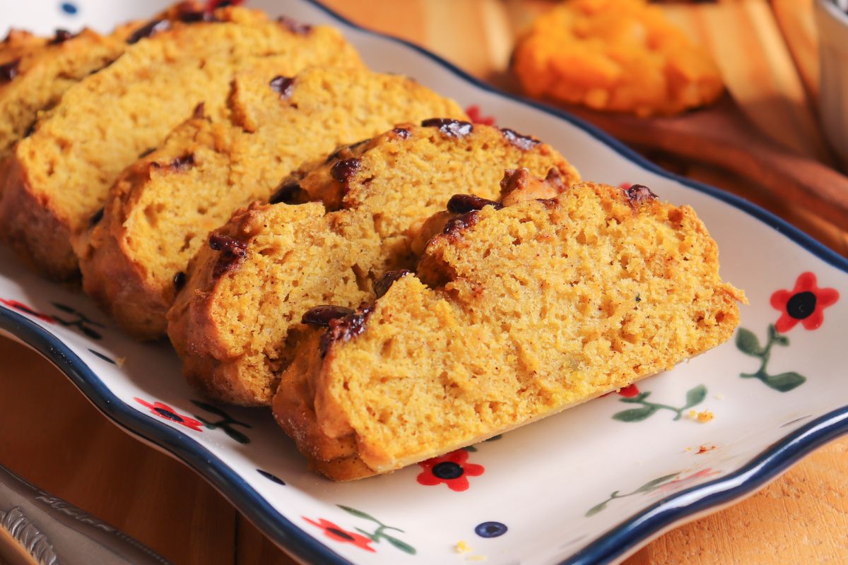 Pão rápido de abóbora com gotas de chocolate