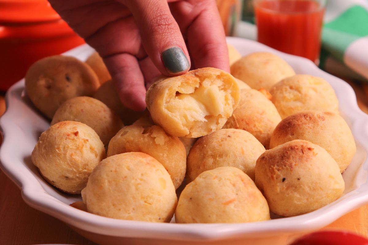 Bolinho de mandioca assado recheado