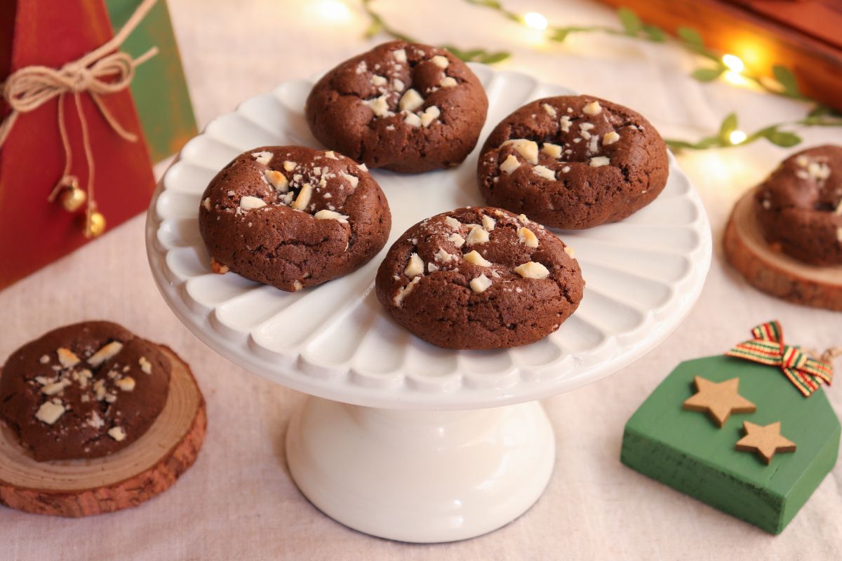 Cookies de cacau com gotas de chocolate branco