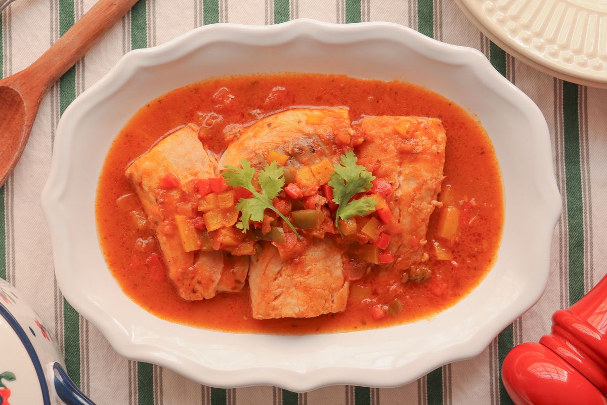 Filé de peixe ao molho de tomate e pimentão