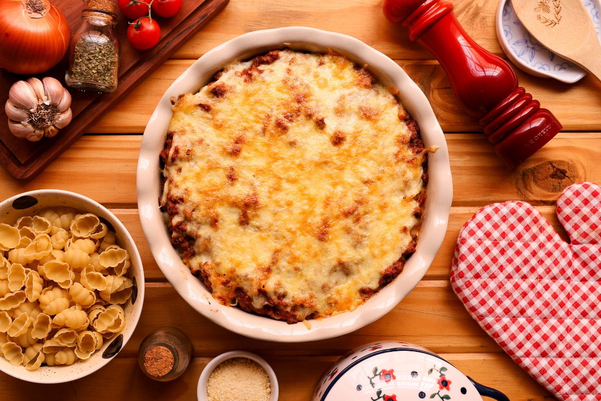 Macarrão de forno com carne e queijo