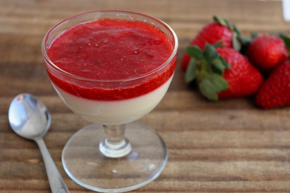 Panna Cotta Com Calda De Morango - Essa Receita Funciona