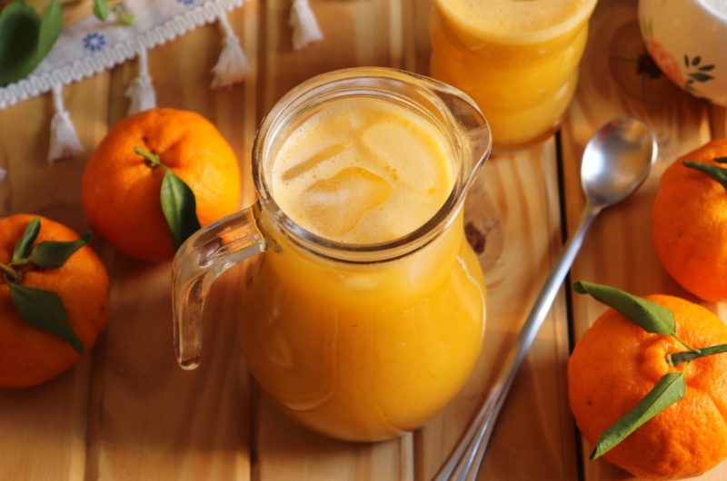 Suco de tangerina com manjericão