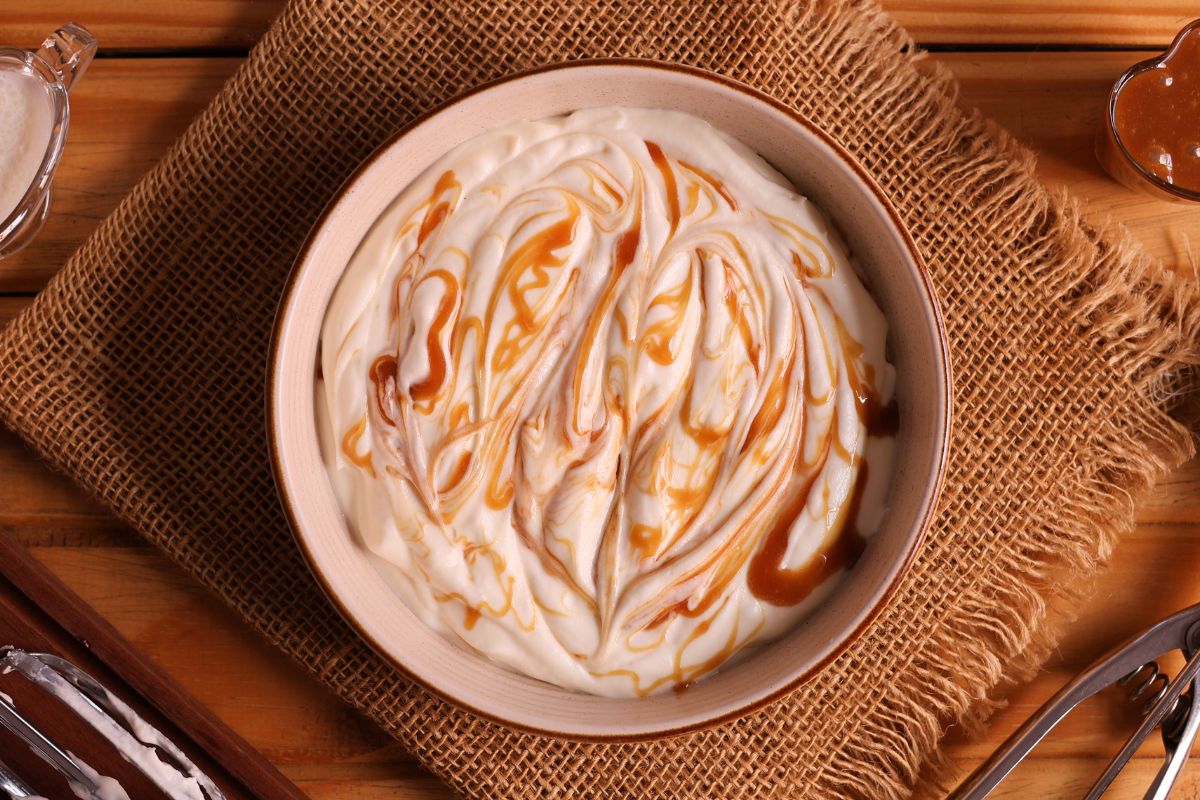 Sorvete de creme com caramelo