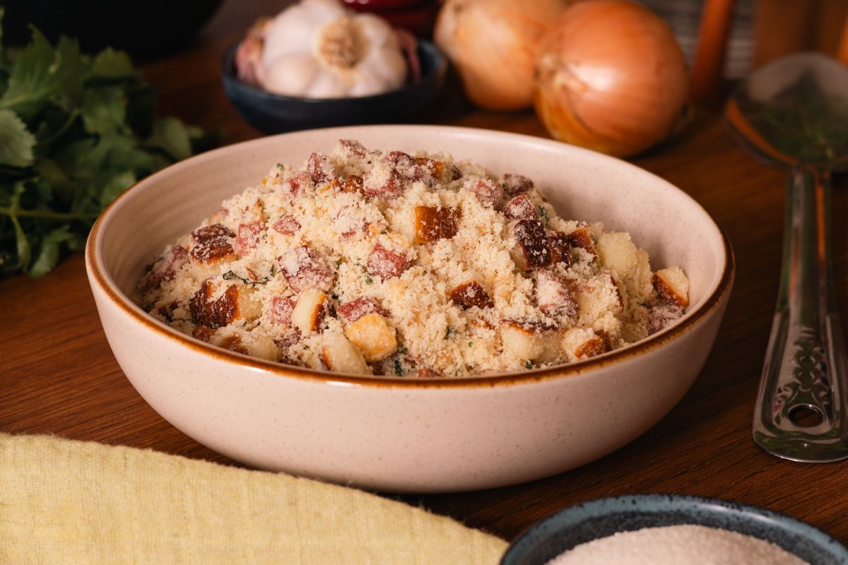 Farofa de calabresa e queijo coalho