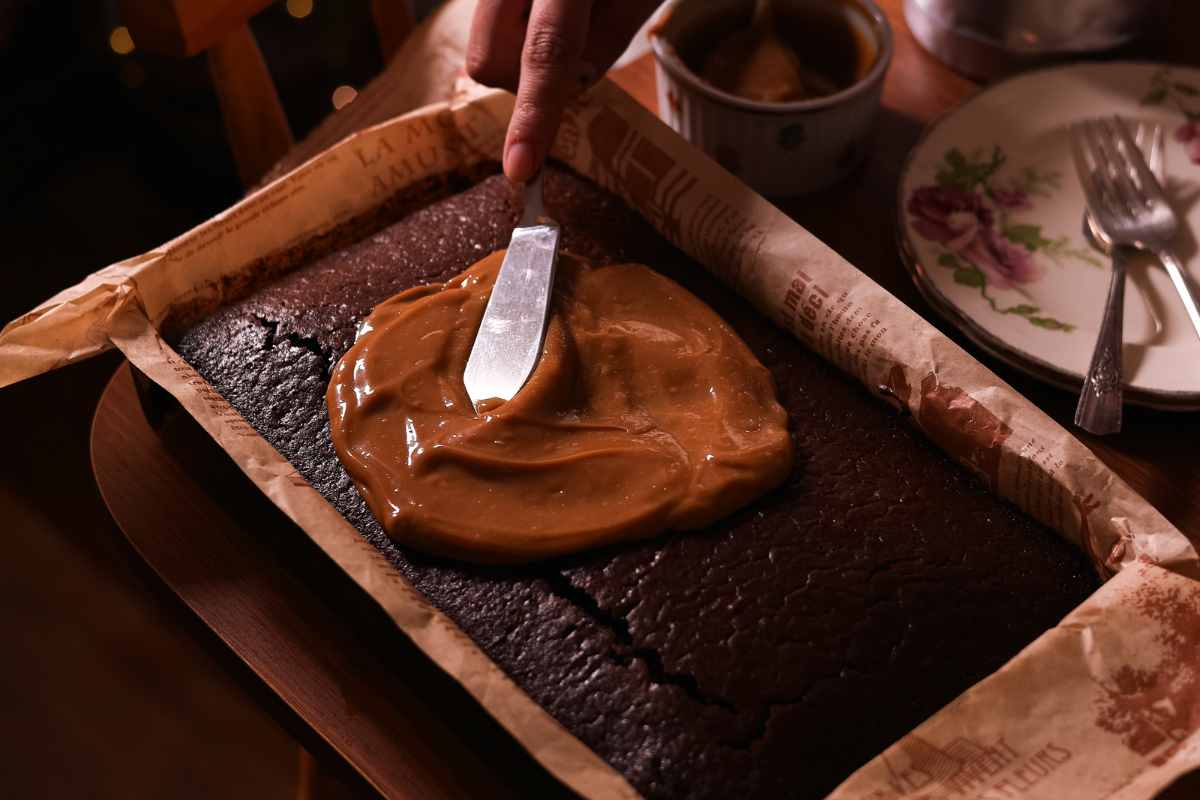 Bolo de chocolate com café e doce de leite