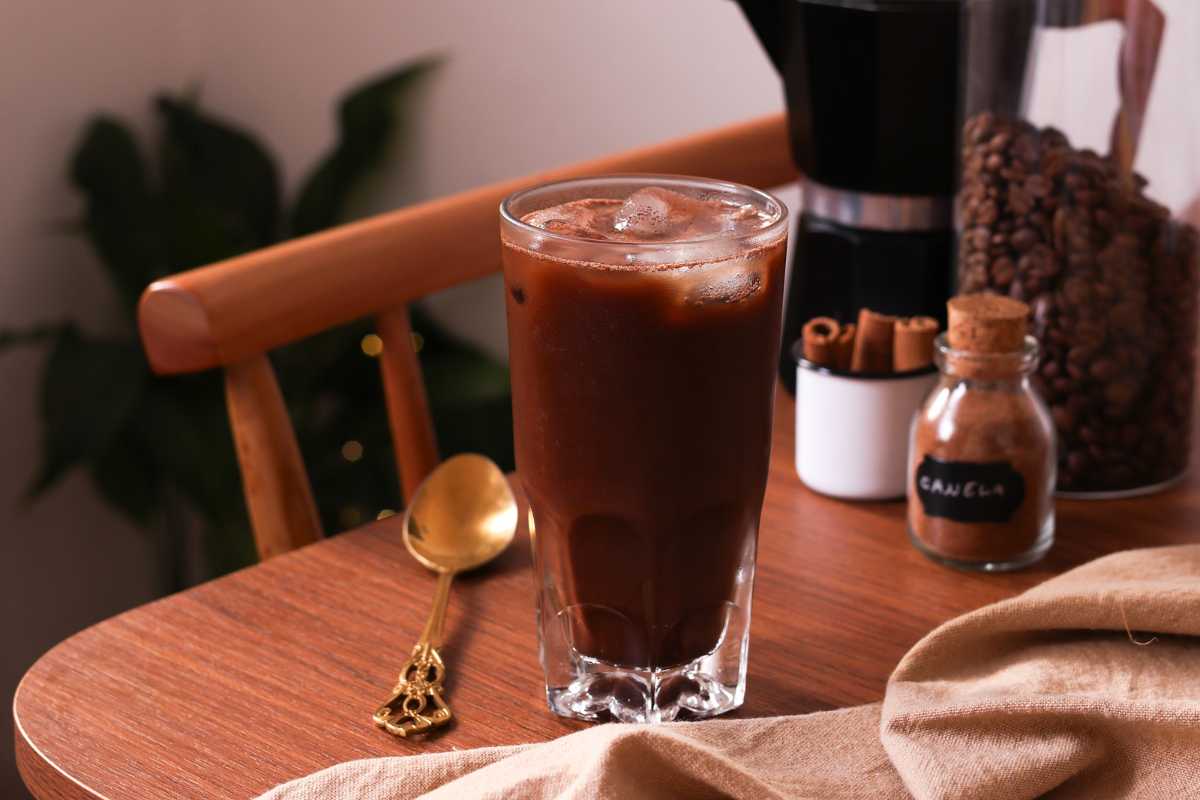 Café gelado com cacau e canela