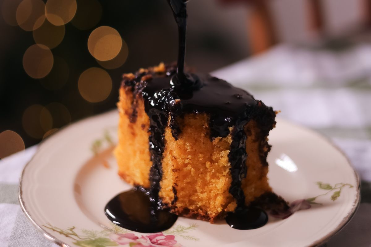 Calda quente de chocolate para bolo